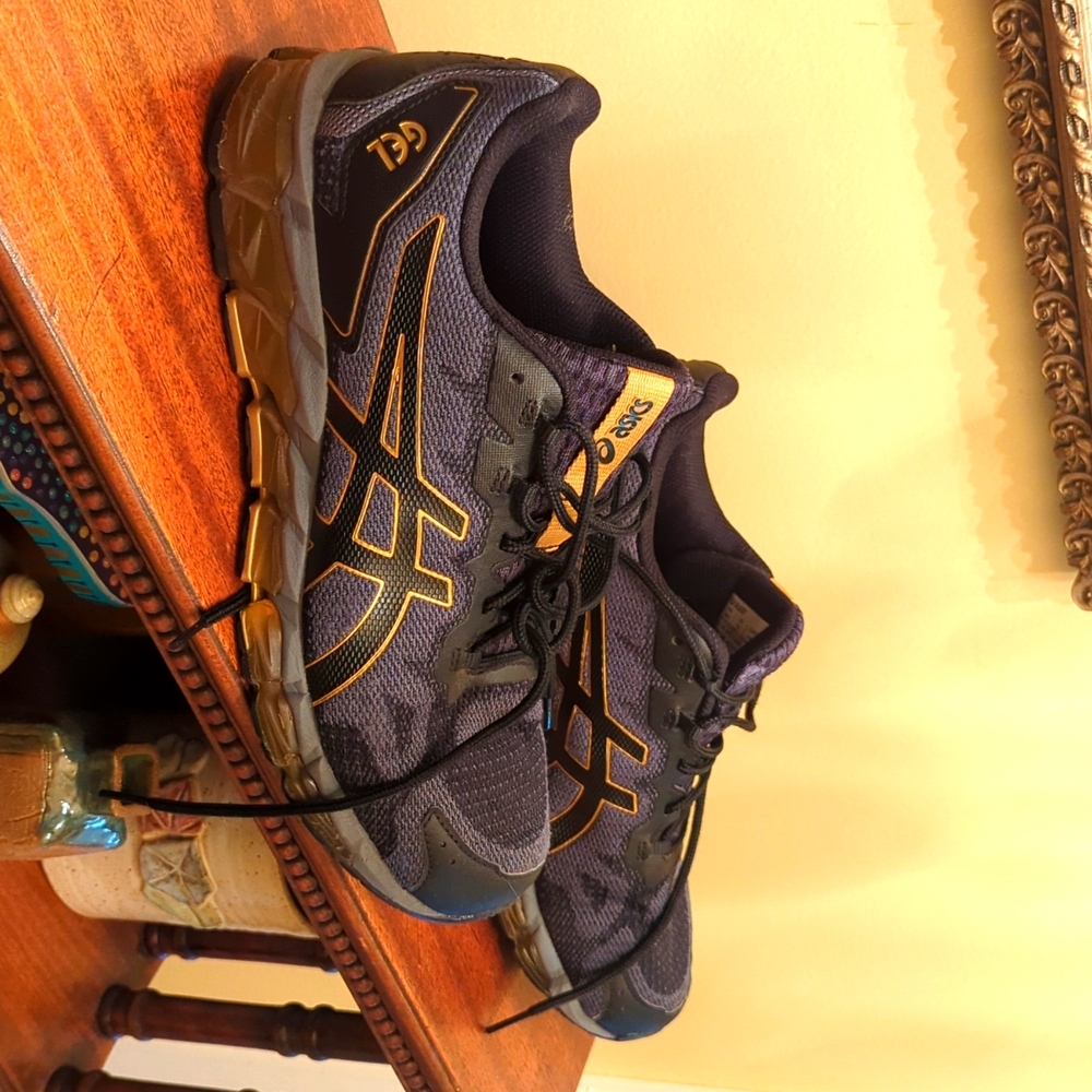 Men's running shoes